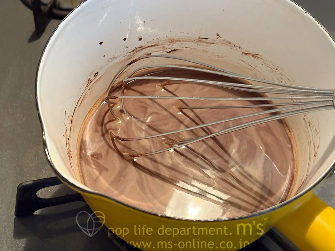 鍋に水を入れて、ココアを入れて玉がなくなるまでよく混ぜます。